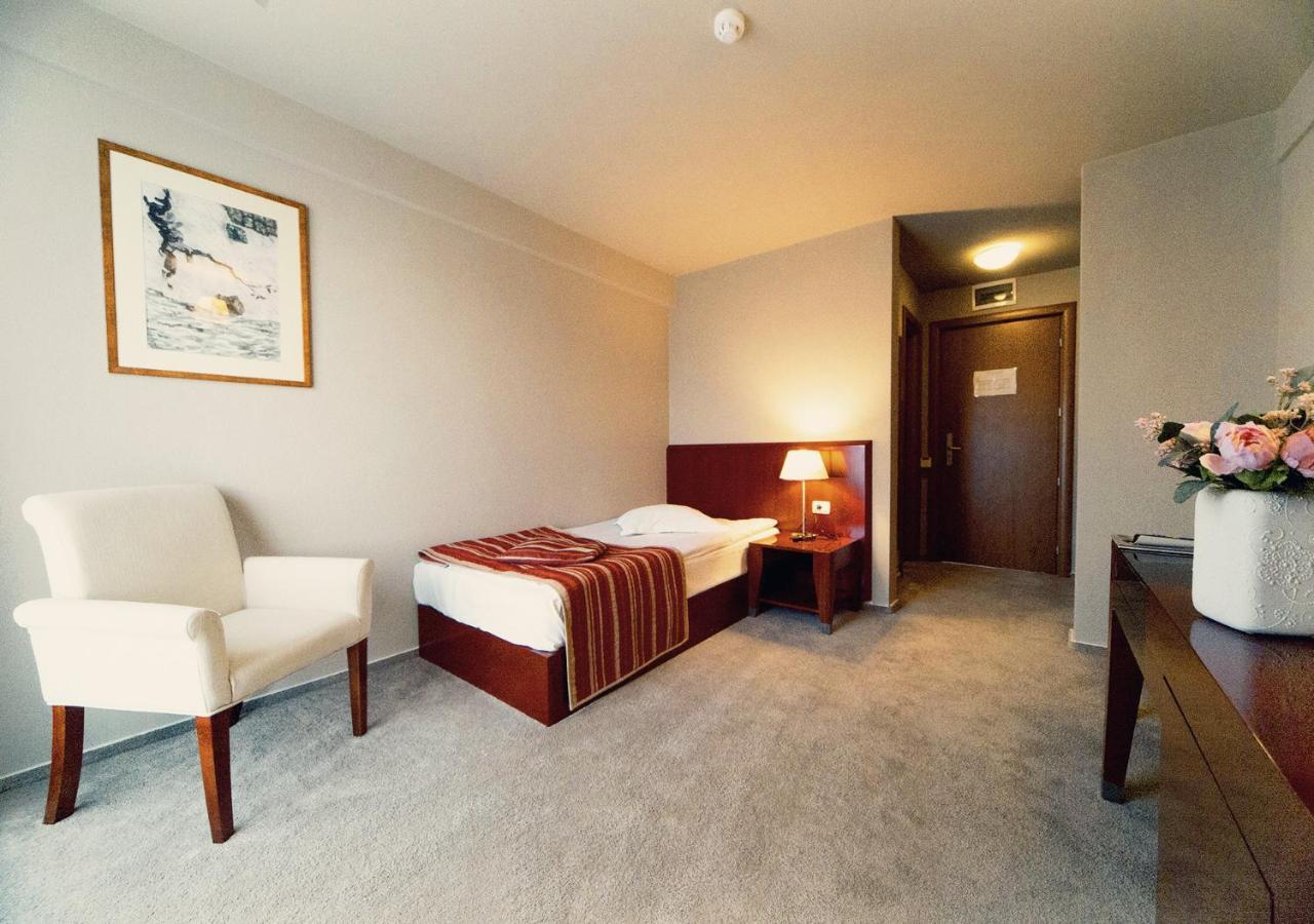 Hotel Atrium Tirgu Secuiesc Exterior photo