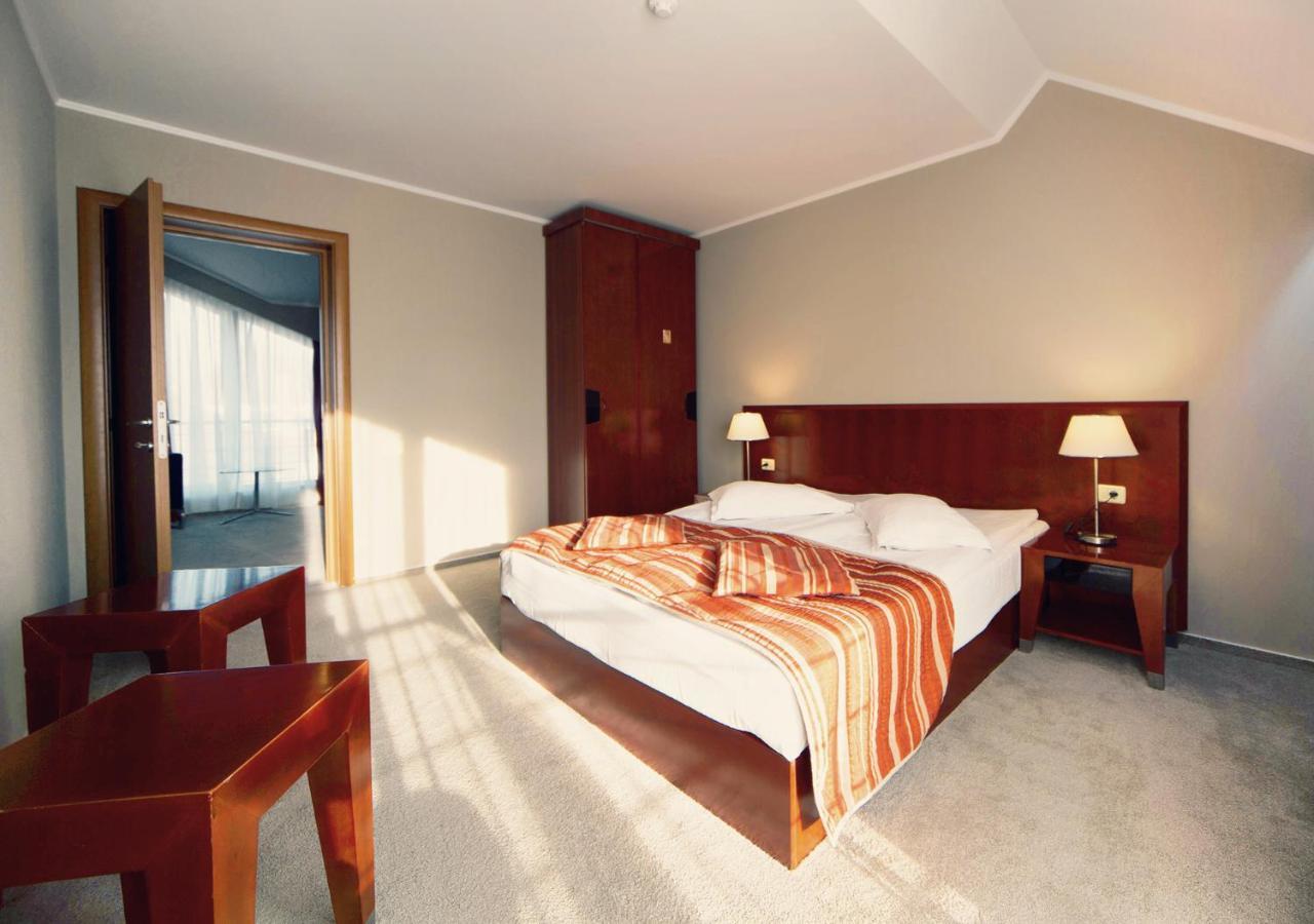 Hotel Atrium Tirgu Secuiesc Exterior photo