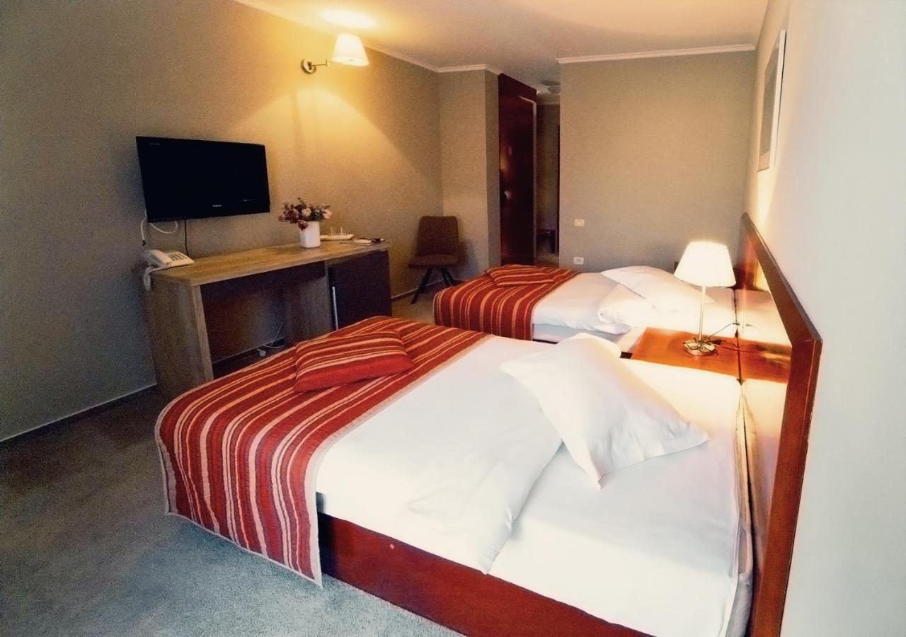 Hotel Atrium Tirgu Secuiesc Exterior photo