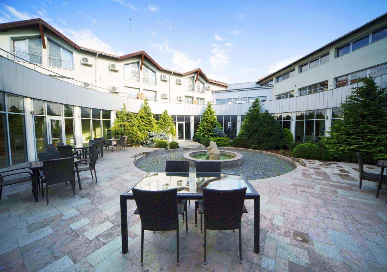 Hotel Atrium Tirgu Secuiesc Exterior photo