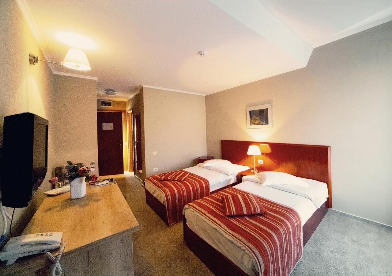 Hotel Atrium Tirgu Secuiesc Exterior photo