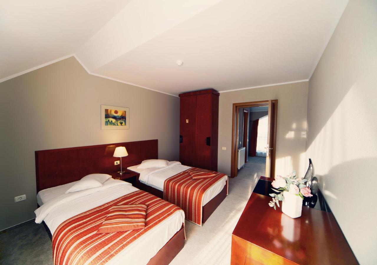 Hotel Atrium Tirgu Secuiesc Exterior photo