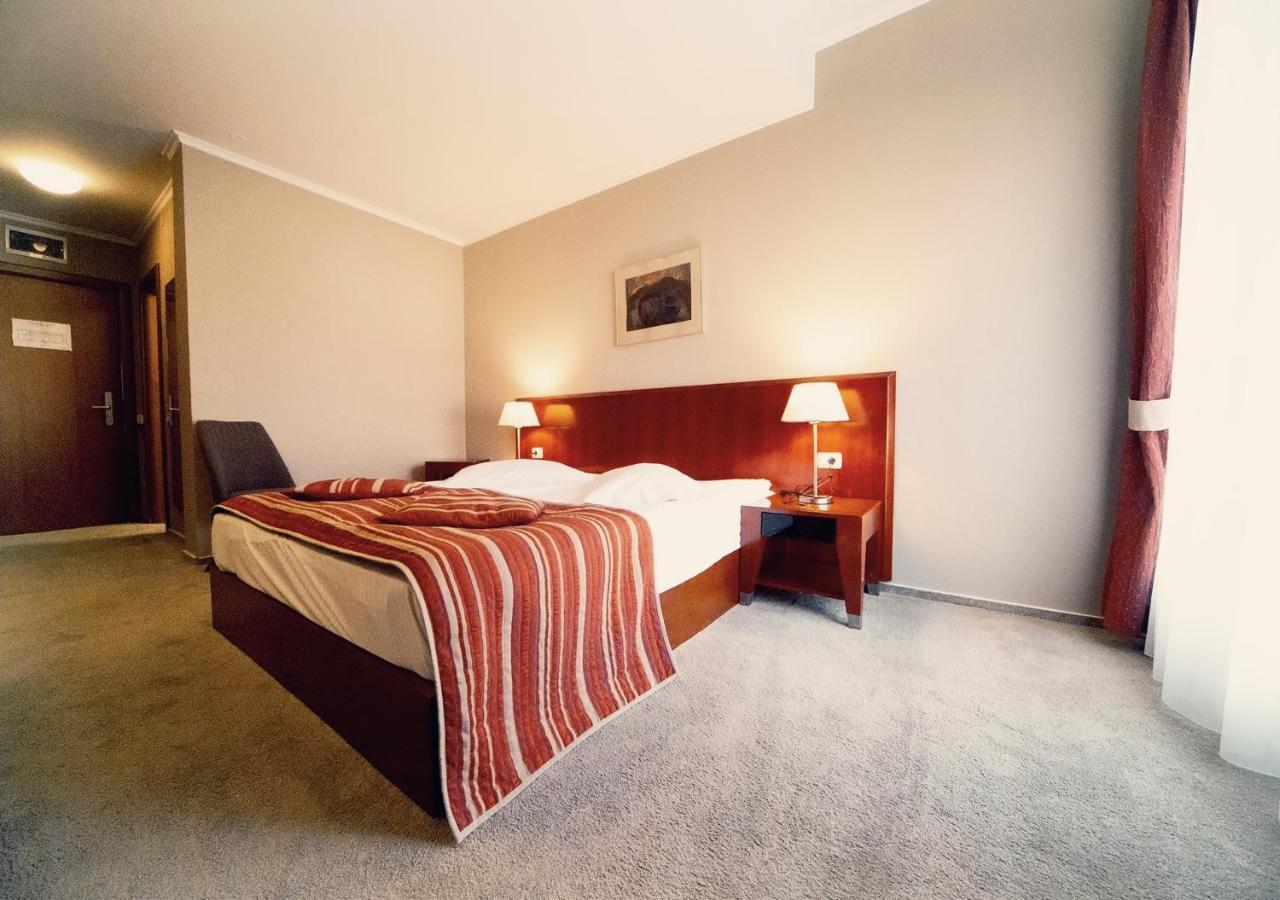 Hotel Atrium Tirgu Secuiesc Exterior photo