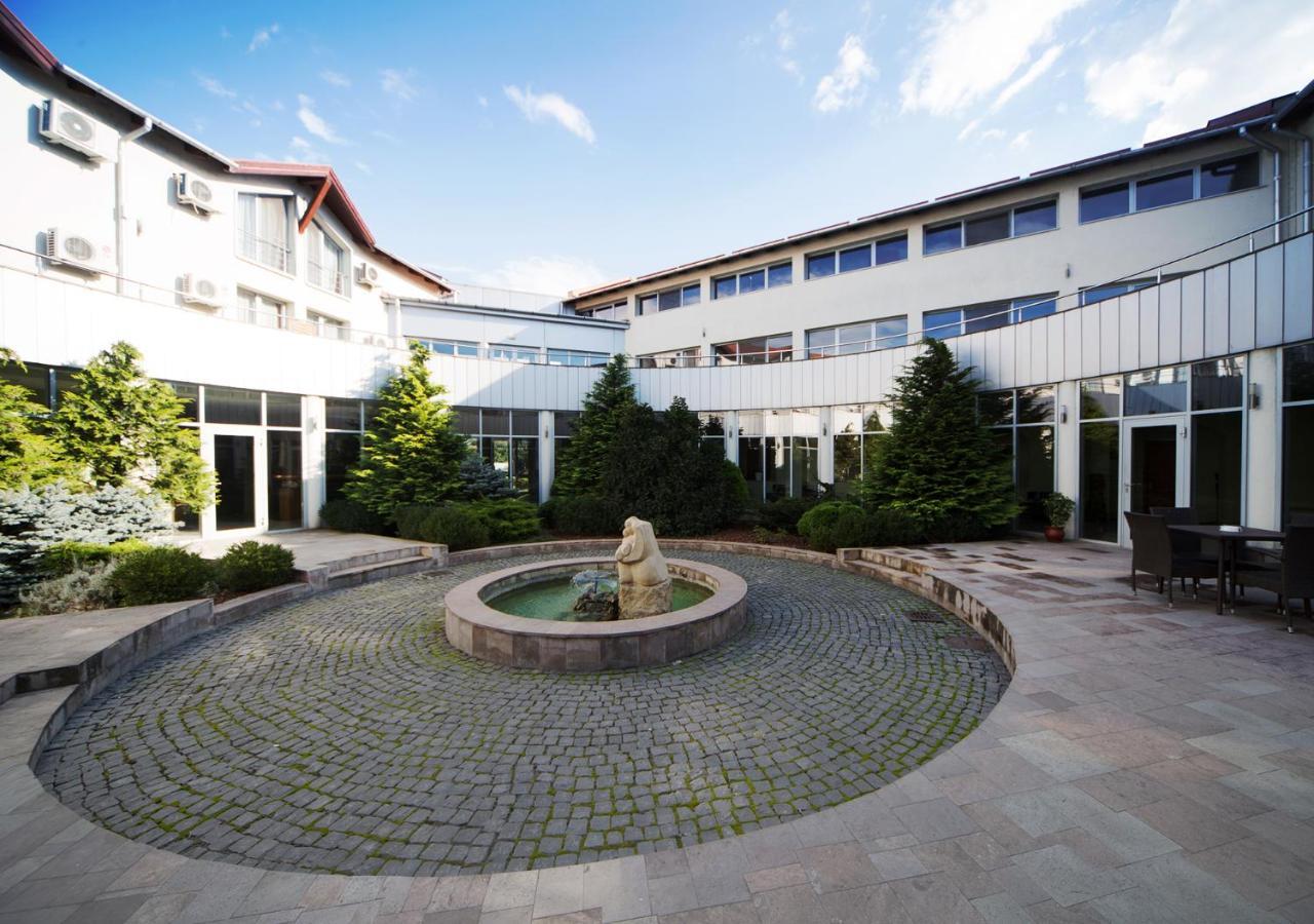 Hotel Atrium Tirgu Secuiesc Exterior photo