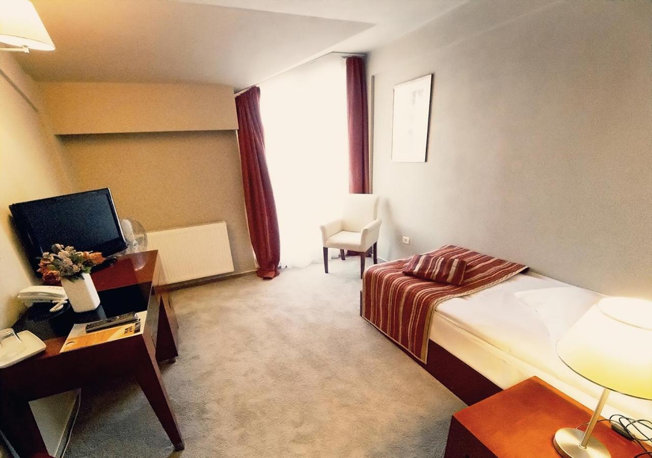 Hotel Atrium Tirgu Secuiesc Exterior photo