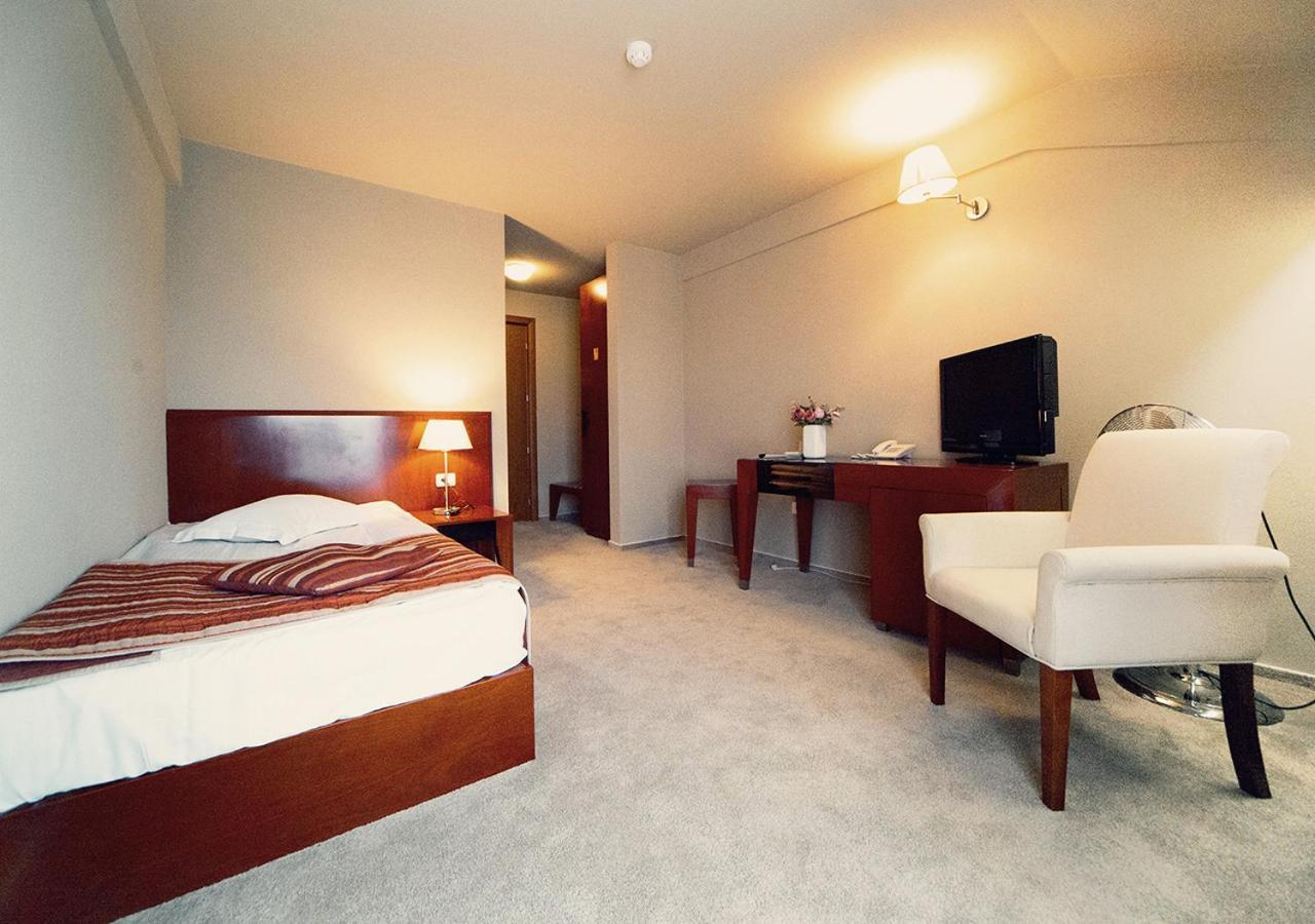 Hotel Atrium Tirgu Secuiesc Exterior photo